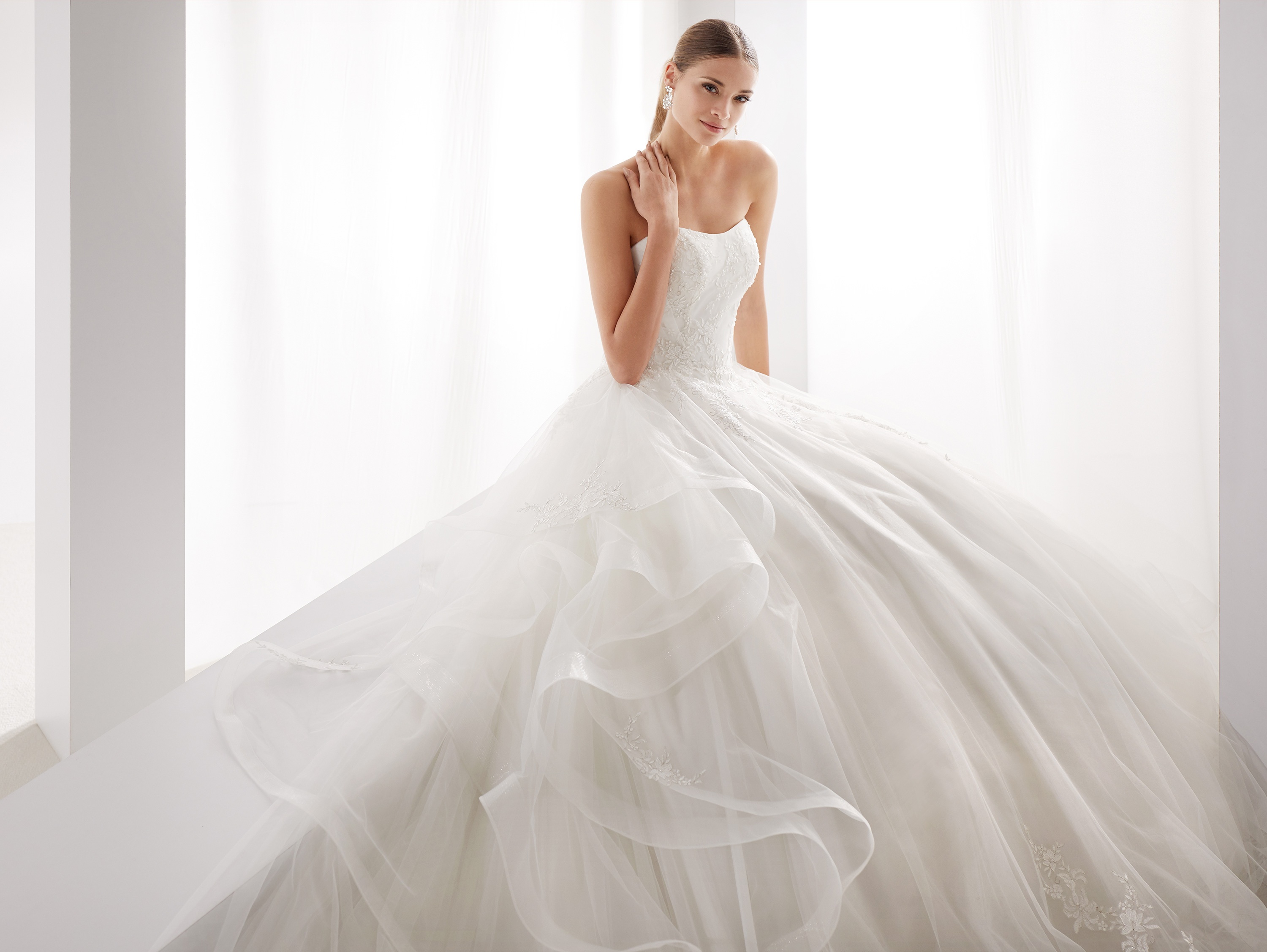 Abito da sposa da principessa Aurora con scollo a cuore