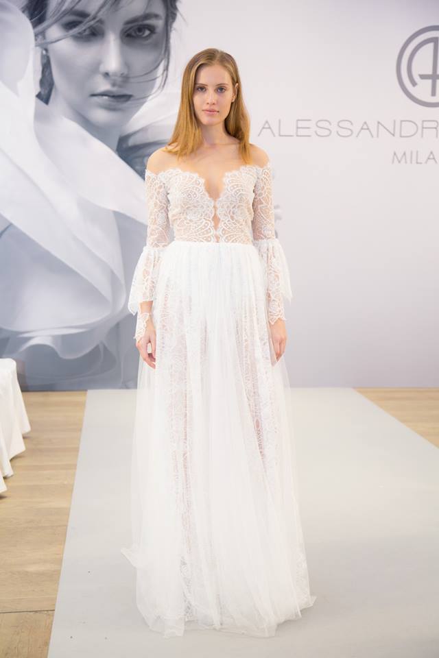 Abito da sposa in pizzo con spalle scoperte Alessandra Rinaudo 