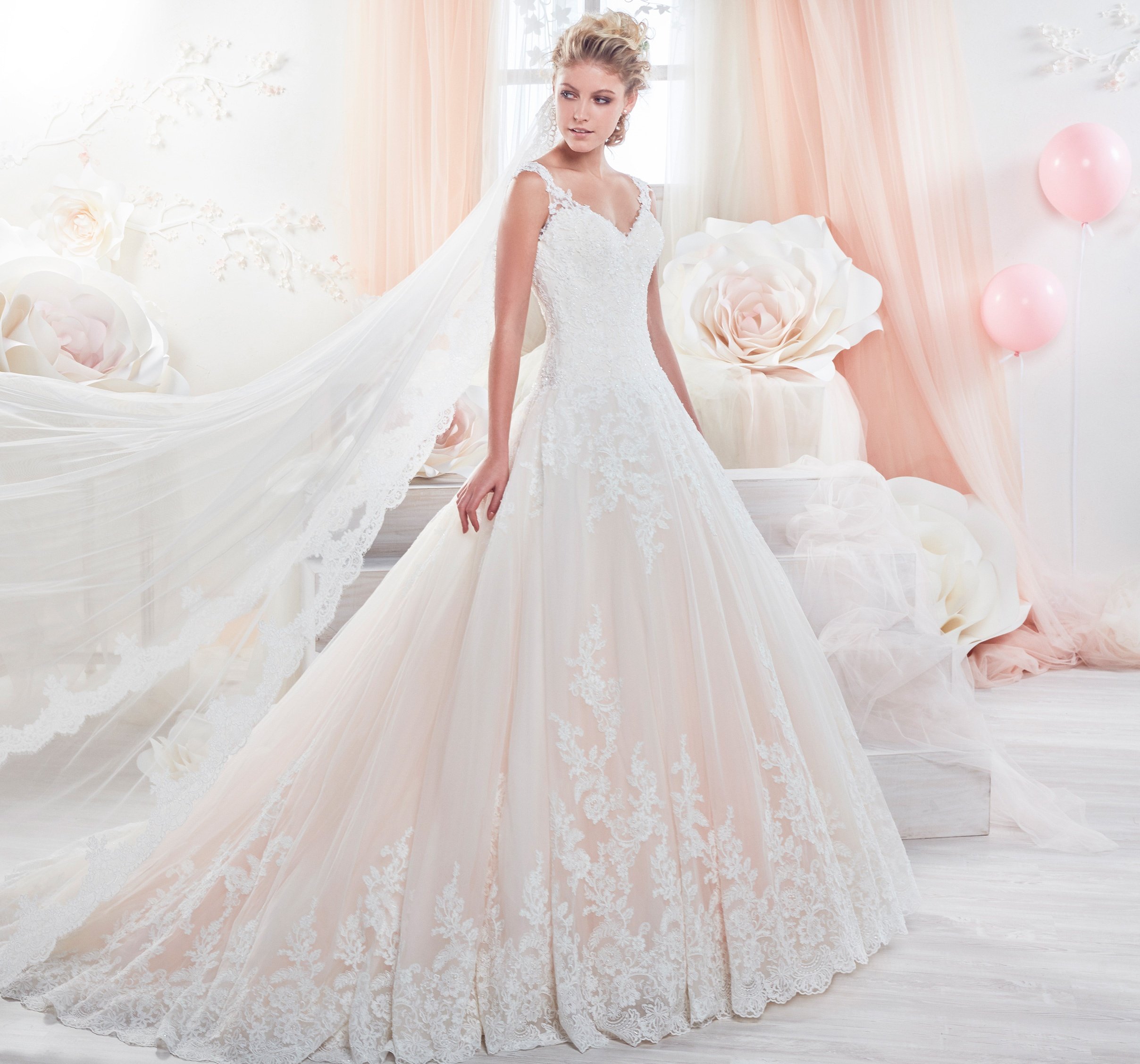 Abito da sposa rosa e bianco in pizzo Colet tendenze 2018