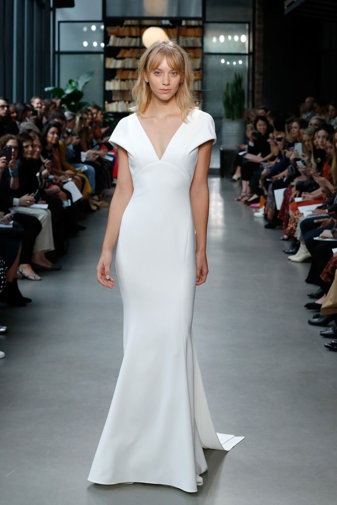 Gli abiti da sposa con maniche corte: la tendenza bridal casual-chic