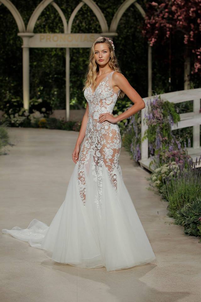 Abito da sposa tattoo a sirena Atelier Pronovias con schiena scoperta 