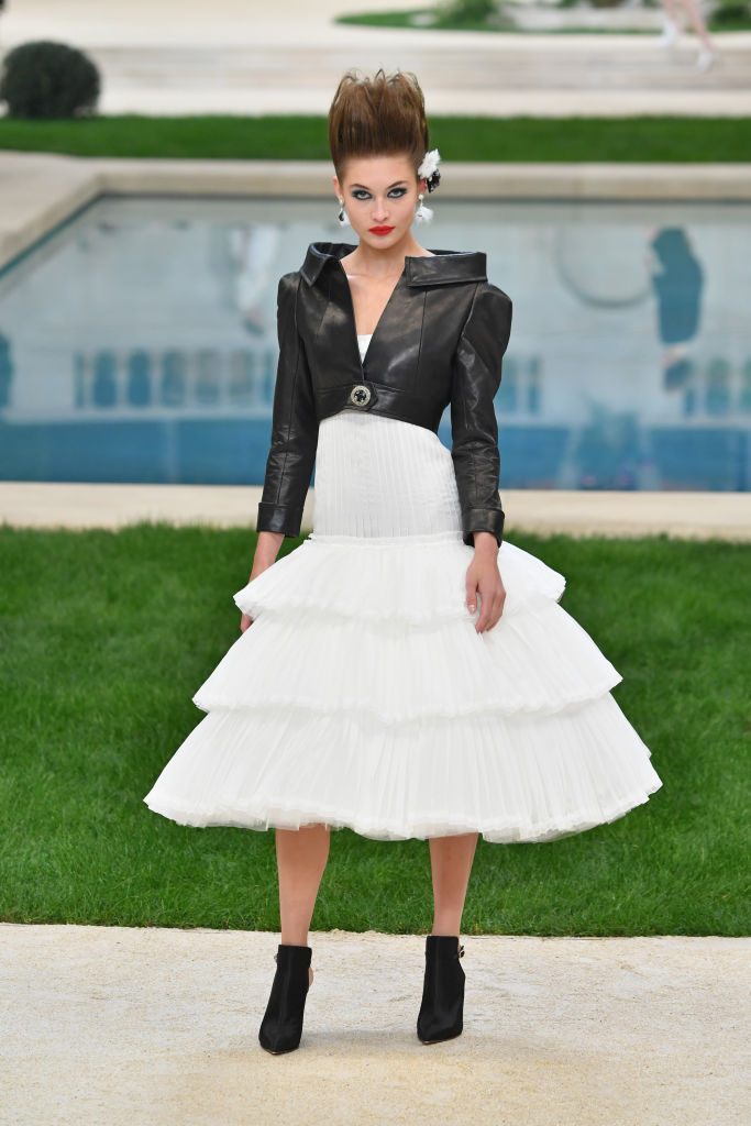 Abito in tulle bianco e giacca di pelle nera Chanel