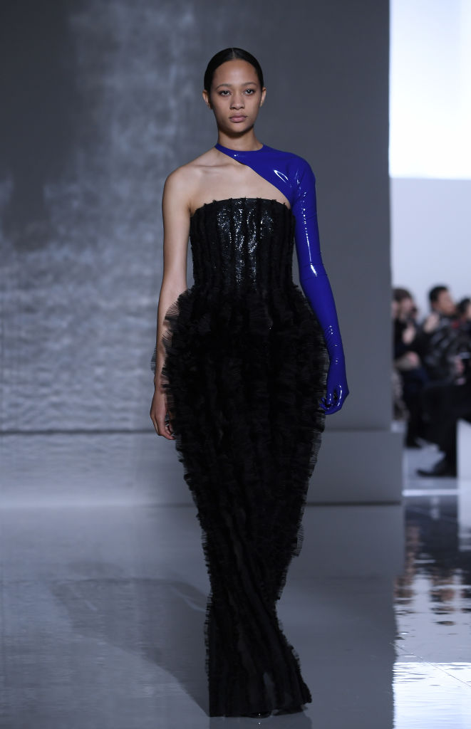 Givenchy : abito nero con lattice blu