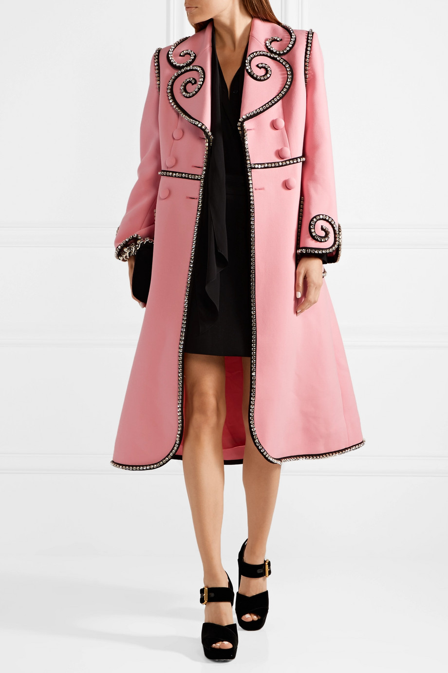 Abito nero e cappotto elegante Gucci