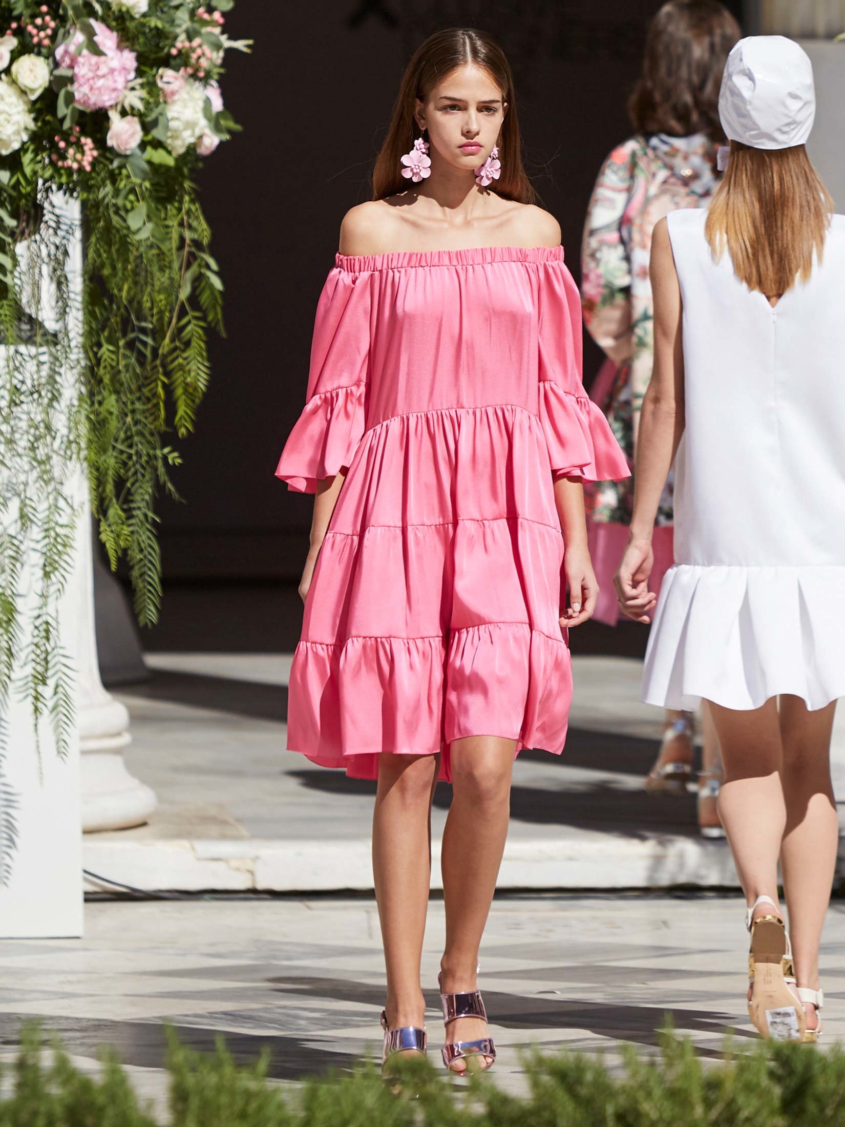 Abiti e top con spalle scoperte: i modelli con scollo Bardot di tendenza per la Primavera/Estate 2018 [FOTO]