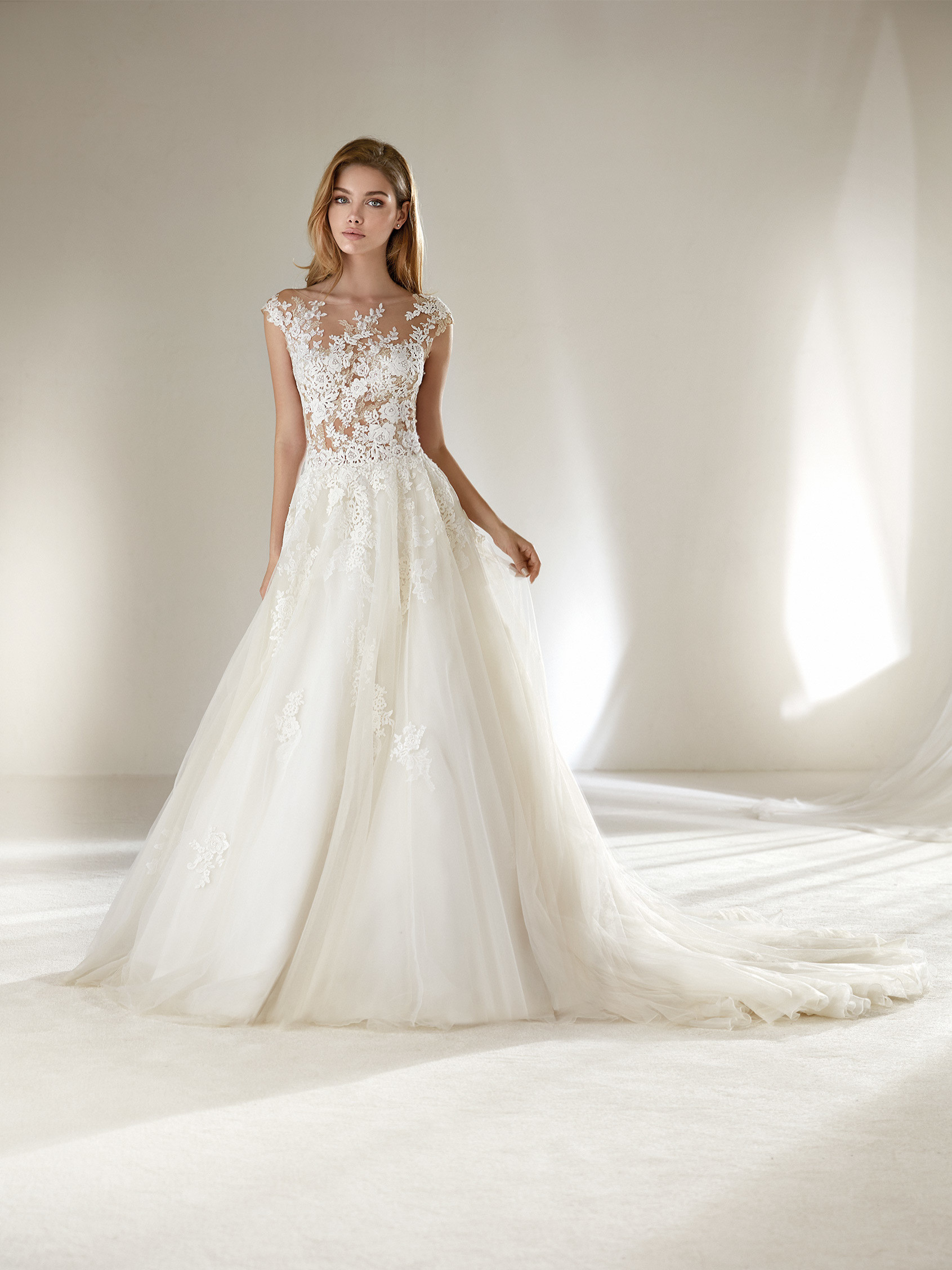 abiti sposa maniche corte Pronovias