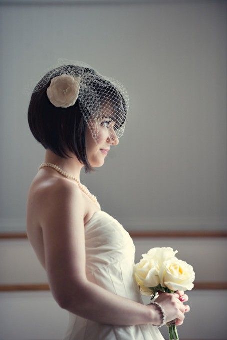 Acconciatura sposa capelli corti con veletta