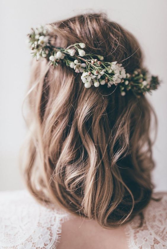 Acconciatura sposa con capelli medi sciolti e coroncina di fiori