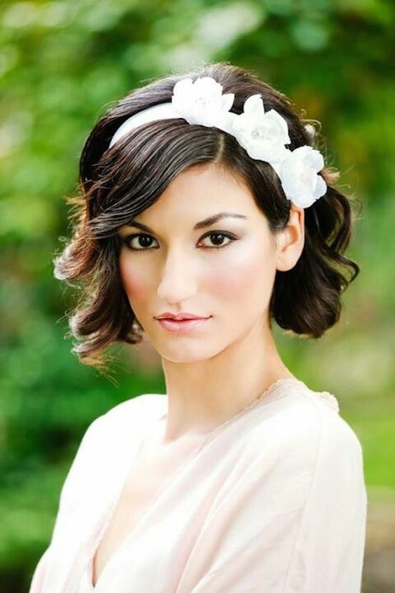 Acconciature sposa capelli corti con cerchietto