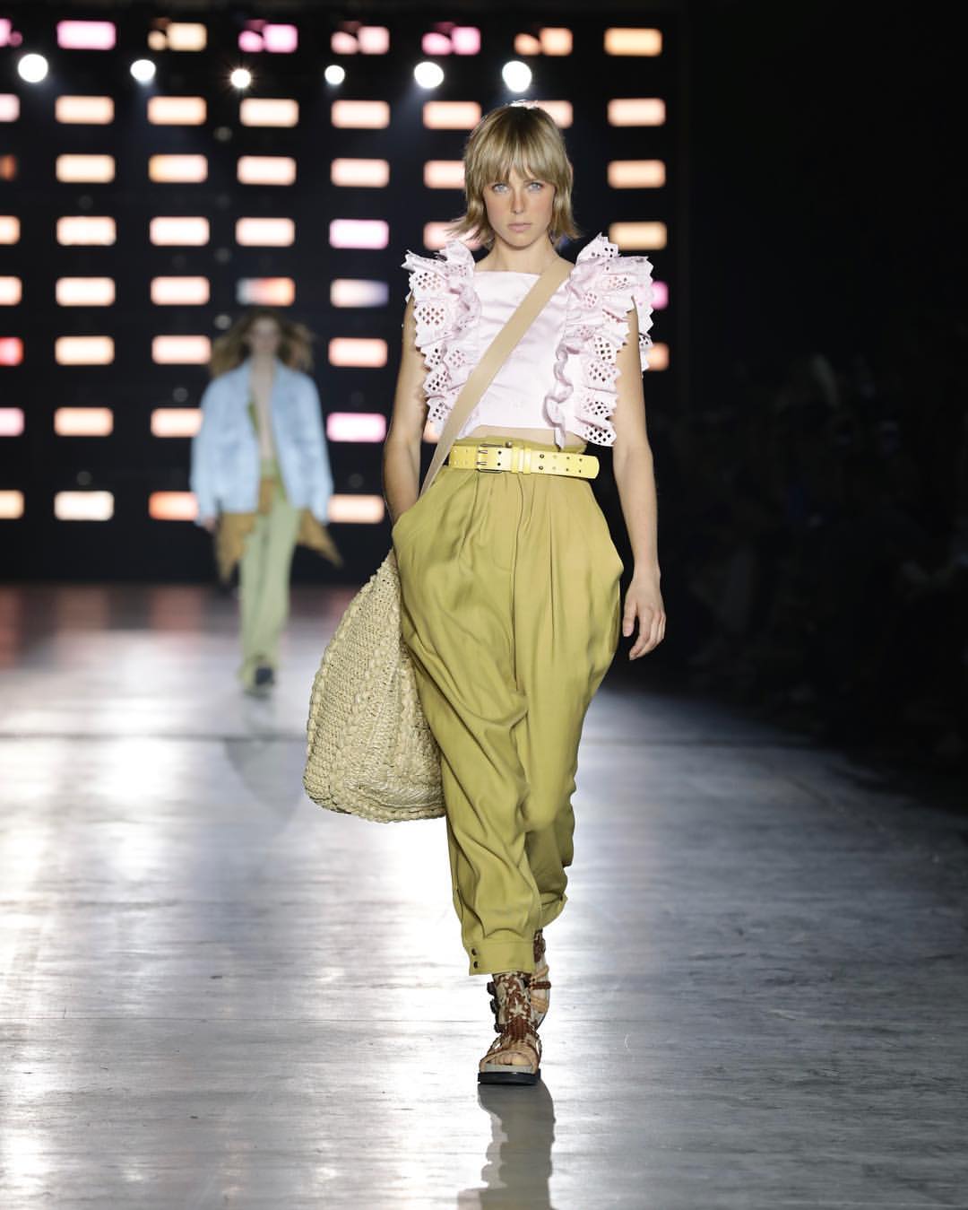 La leggerezza degli abiti di Alberta Ferretti alla Milano Fashion week [FOTO]