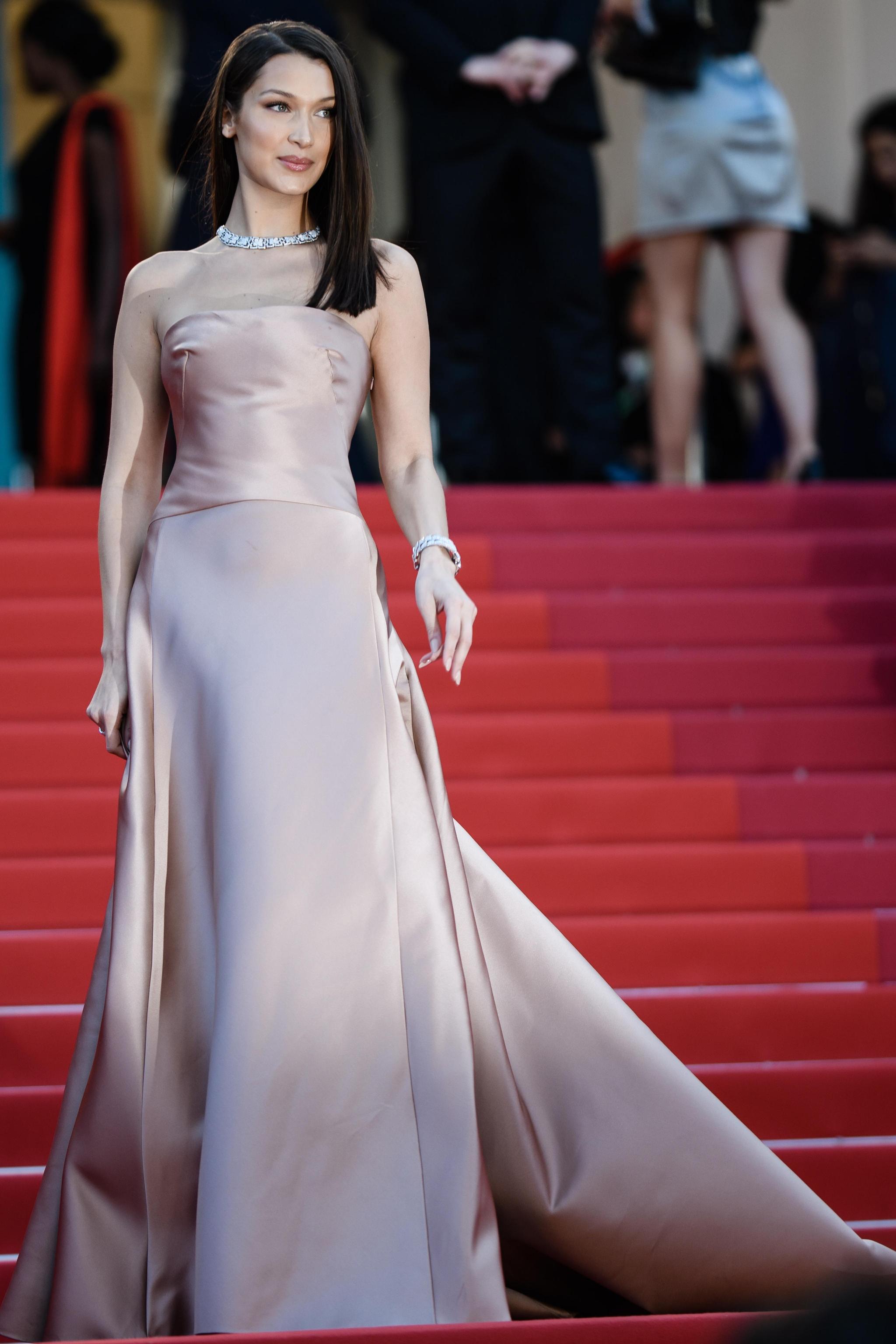 Bella Hadid in Christian Dior Haute Couture con gioielli Bulgari