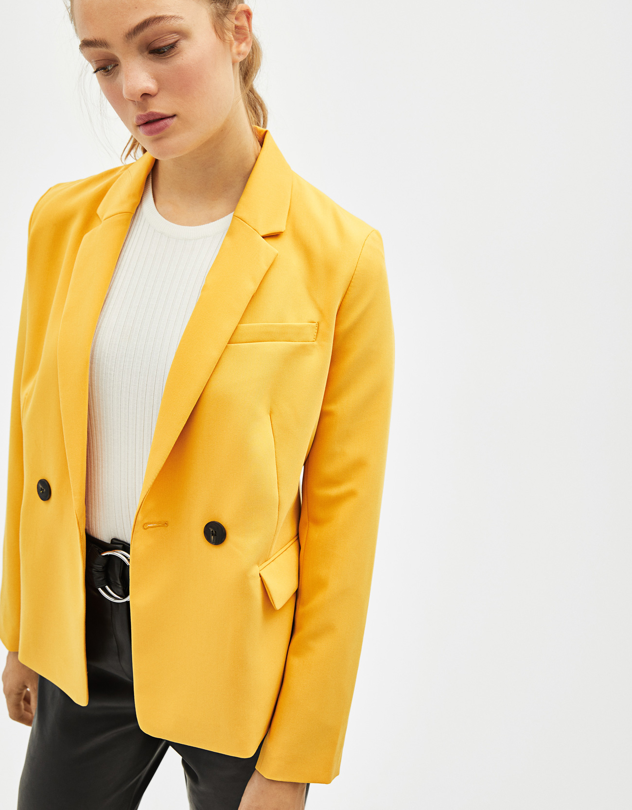 Blazer giallo Bershka a 29,99 euro