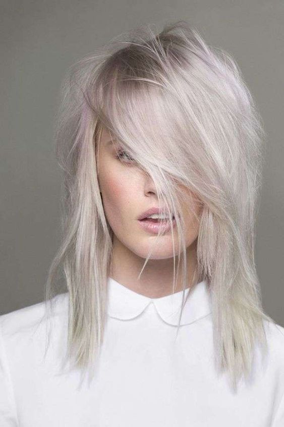 Capelli biondo ghiaccio riflessi rosa