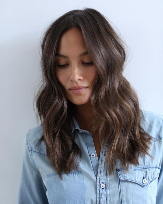 Capelli castano con riflessi cenere