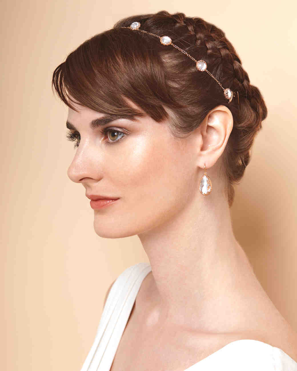 Capelli corti acconciatura raccolta