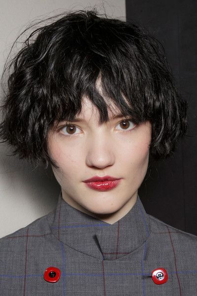 Capelli corti ricci a scodella