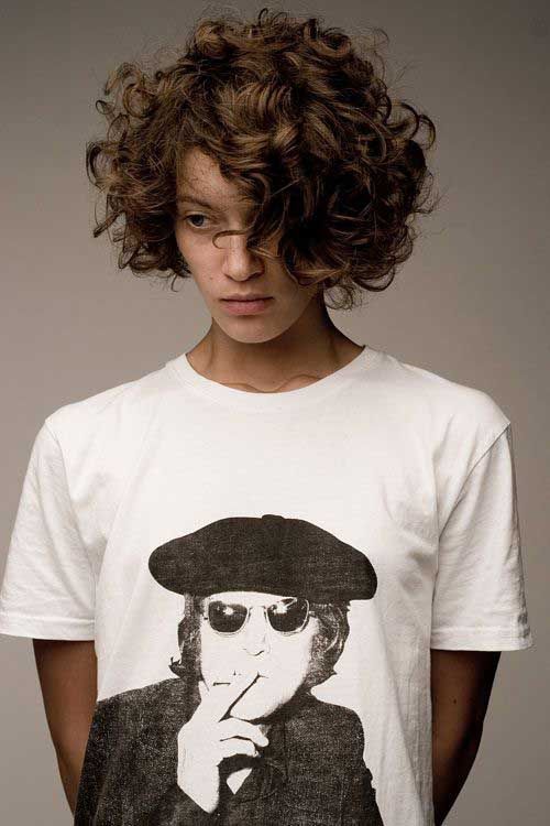 Capelli corti ricci scalati