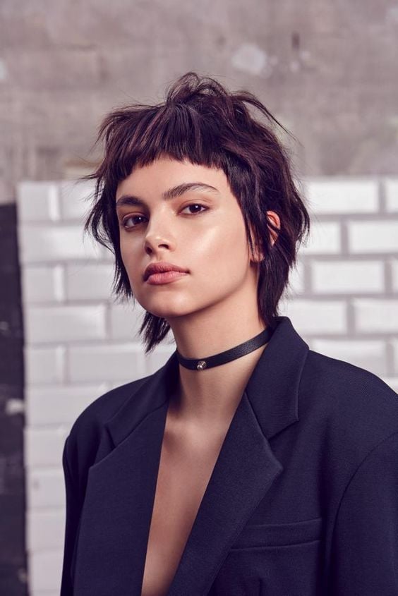 Capelli corti scalati con frangia cortissima