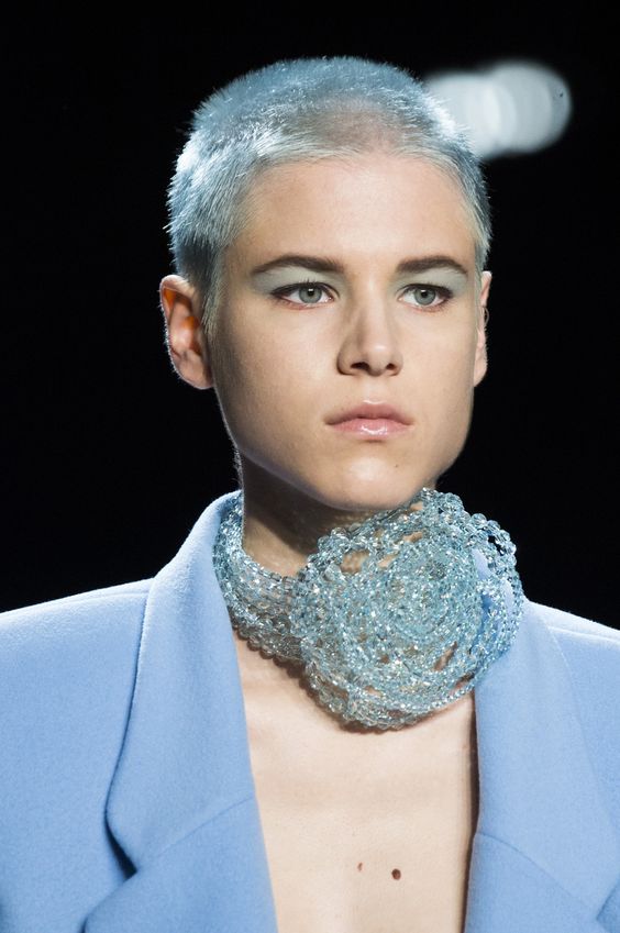 Capelli cortissimi azzurri