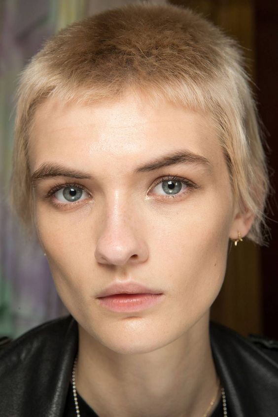 Capelli cortissimi sfilati