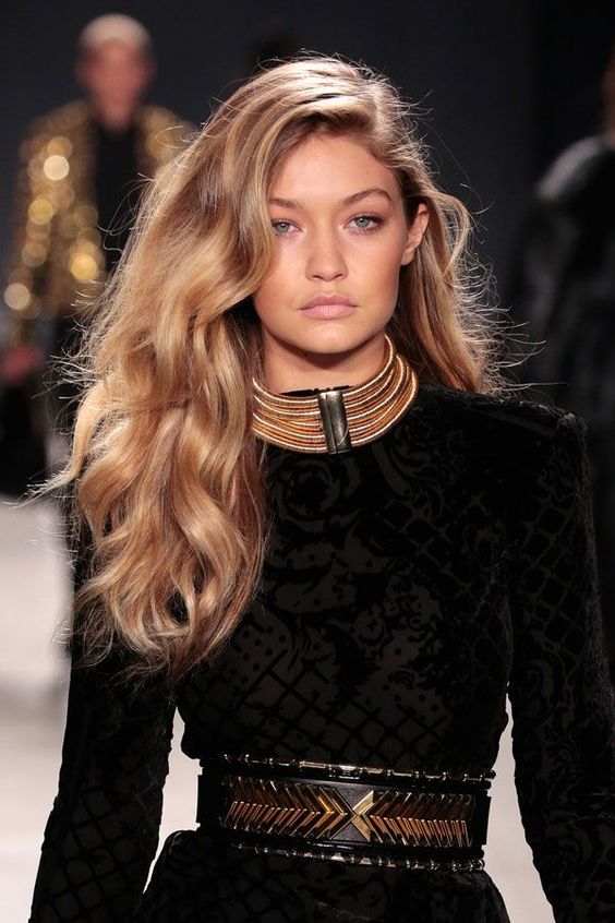 Capelli lunghi mossi vaporosi