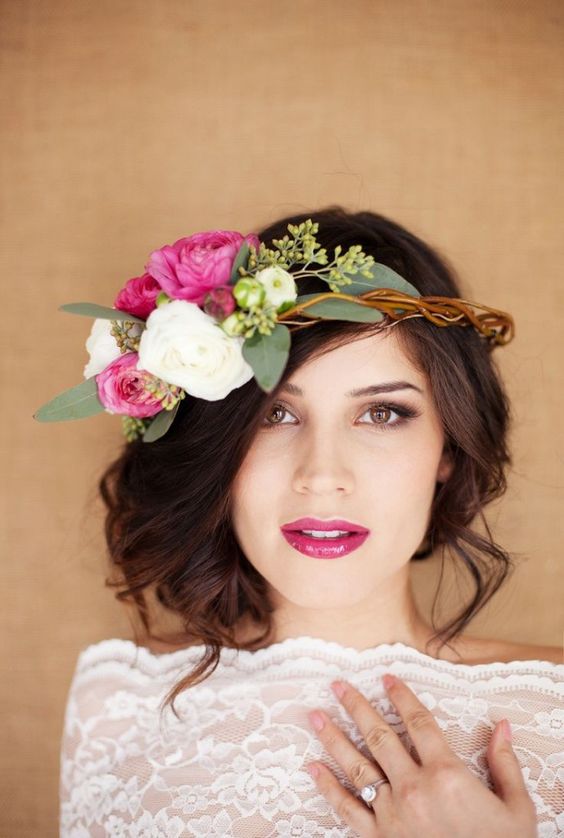 Capelli lunghi raccolti lateralmente con corona di fiori