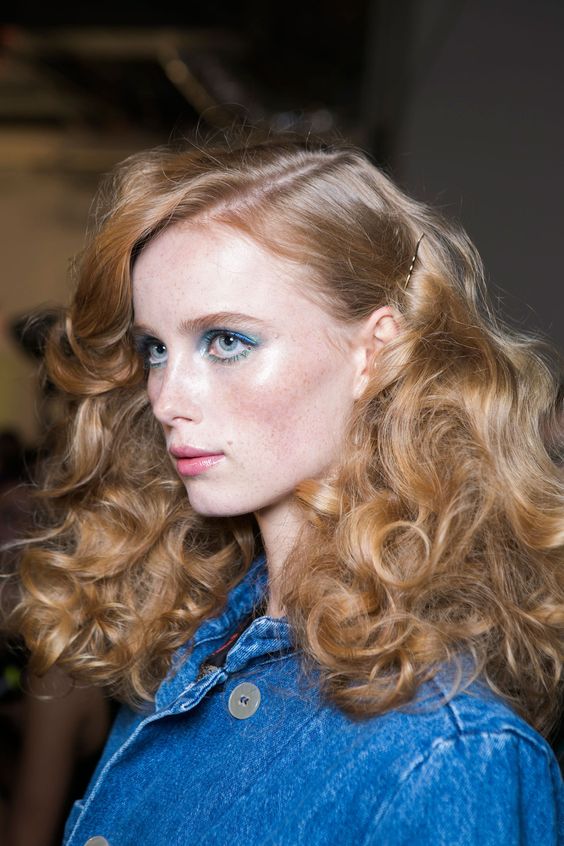 Capelli lunghi ricci piega retro