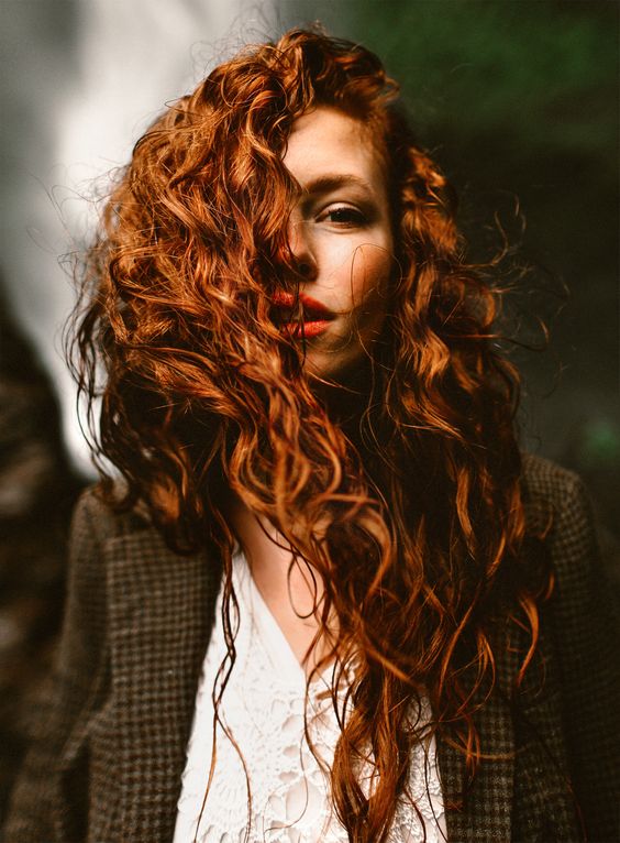 Capelli lunghi ricci riga laterale tagli 2018