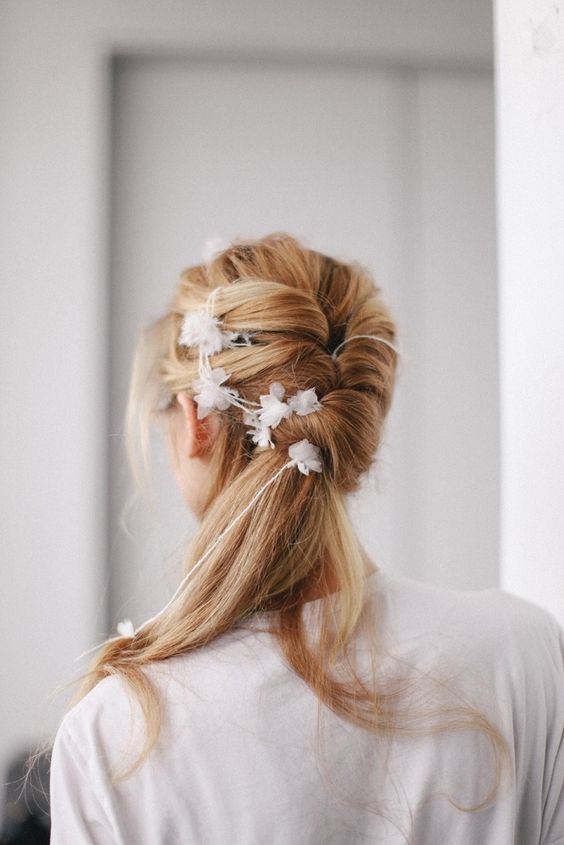Capelli lunghi sposa con coda e intreccio
