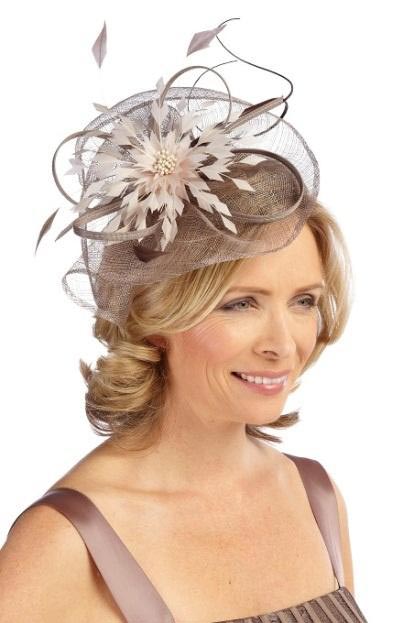 Capelli mamma sposa con cappellino