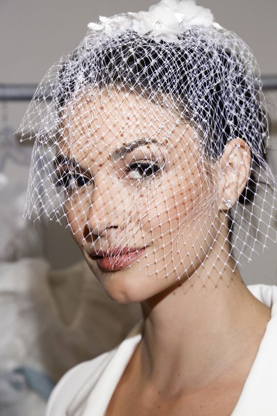 Capelli medi raccolti con veletta