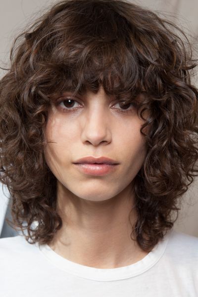 Capelli medi ricci con frangia tagli ricci 2018