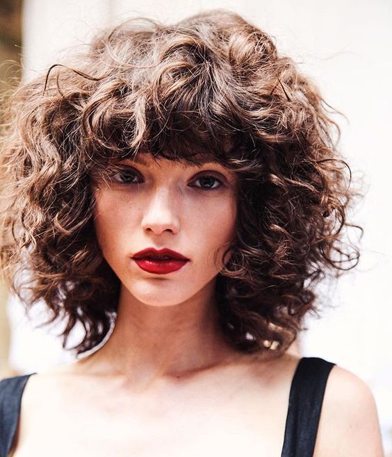 Capelli medi ricci scalati tagli ricci 2018