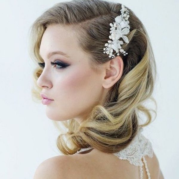 Capelli medi sposa appuntati di lato
