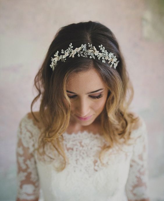 Capelli medi sposa sciolti con cerchietto