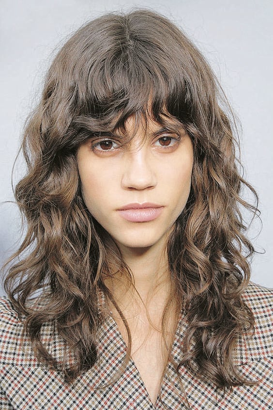 Capelli ricci lunghi con frangetta inverno 2019