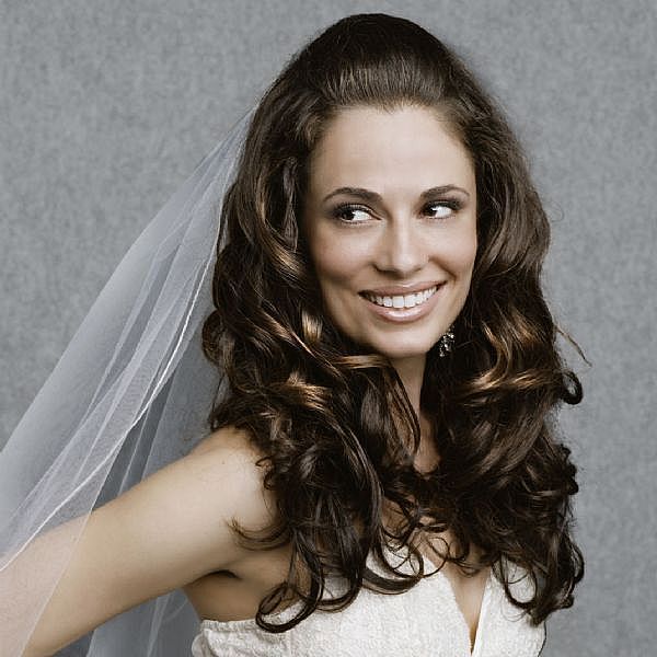 Capelli ricci sposa semiraccolti