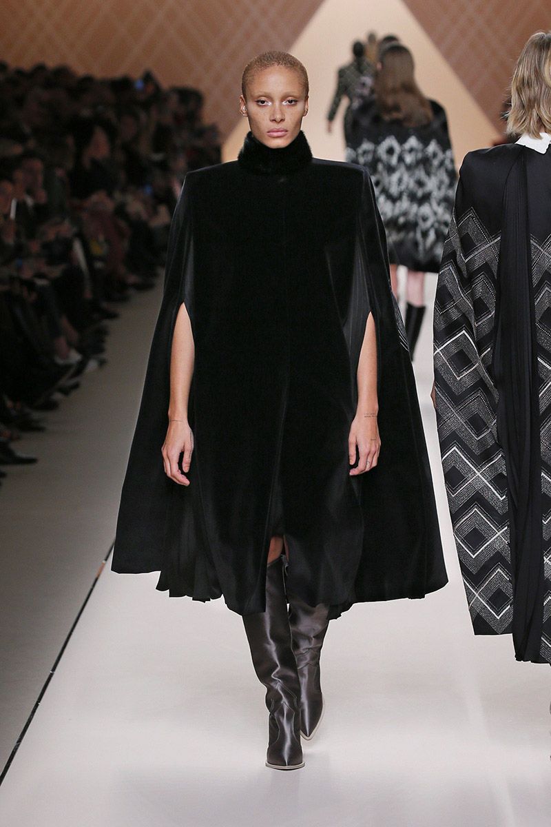 Cappotto nero a mantella Fendi cappotti eleganti inverno 2019
