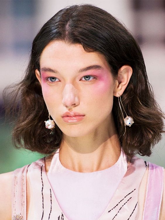 Caschetto medio mosso naturale tendenze tagli medi 2018