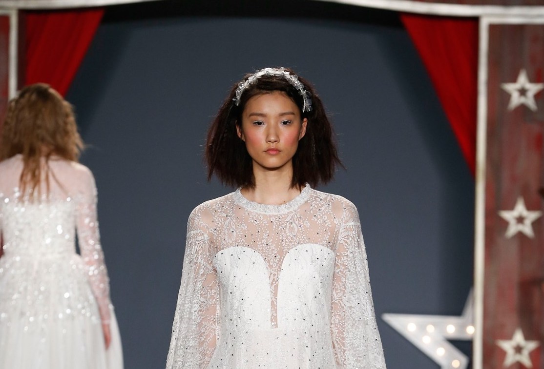 Caschetto mosso con cerchietto sposa