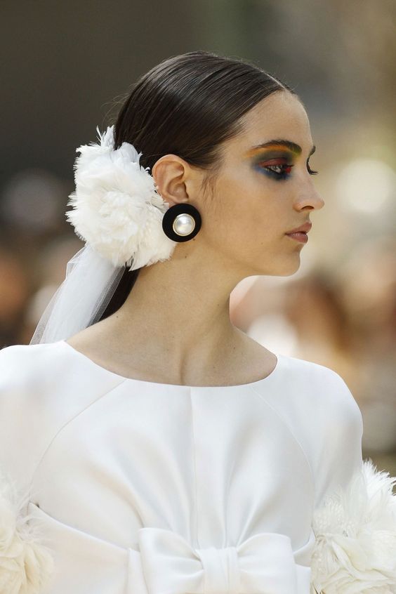 Coda bassa per capelli medi da sposa con velo