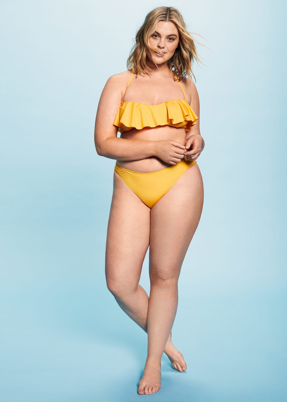 Costumi da bagno a fascia 2018, bikini e interi di tendenza [FOTO]