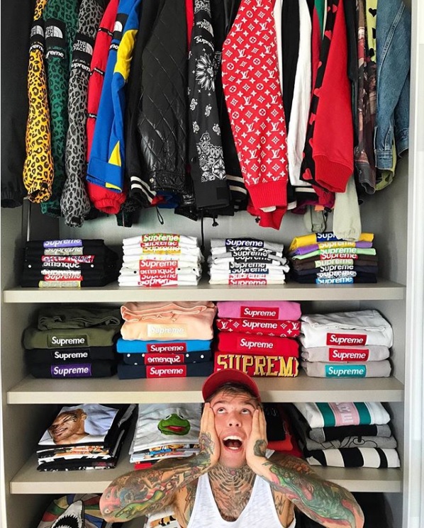 I look di Fedez: t-shirt, sneakers e papillon