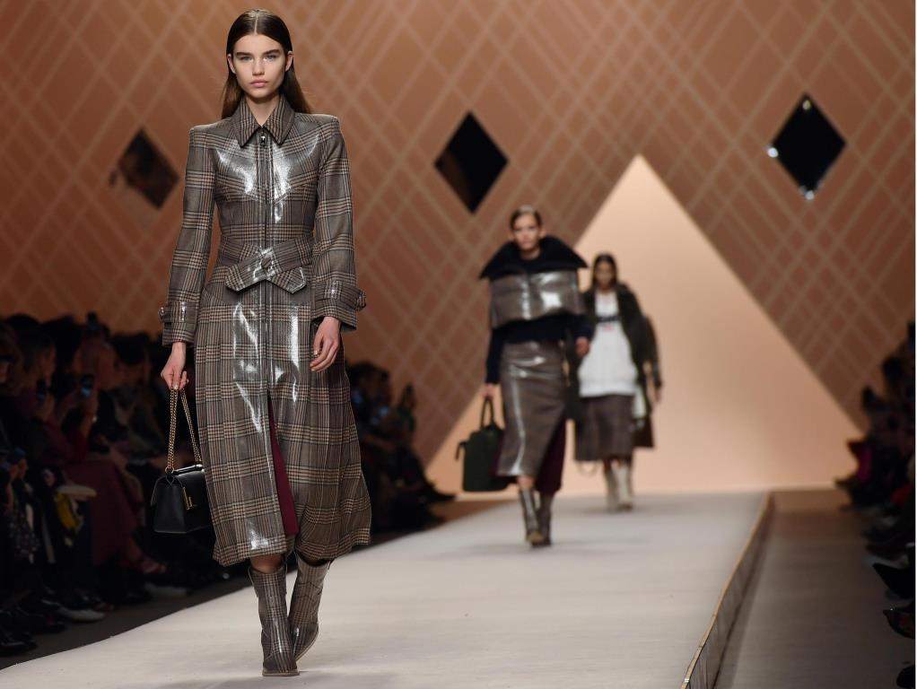 Le uniformi logo di Fendi in passerella alla Milano Fashion week [FOTO]