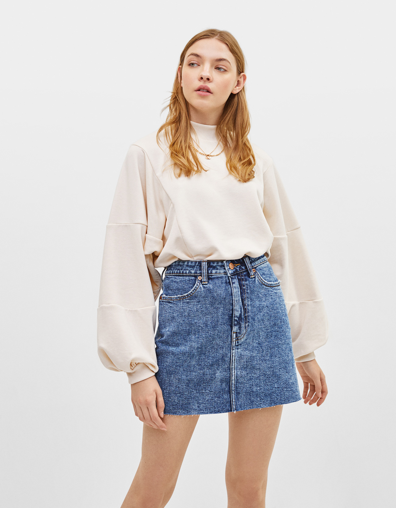 Gonna di jeans a vita alta Bershka a 17,99 euro