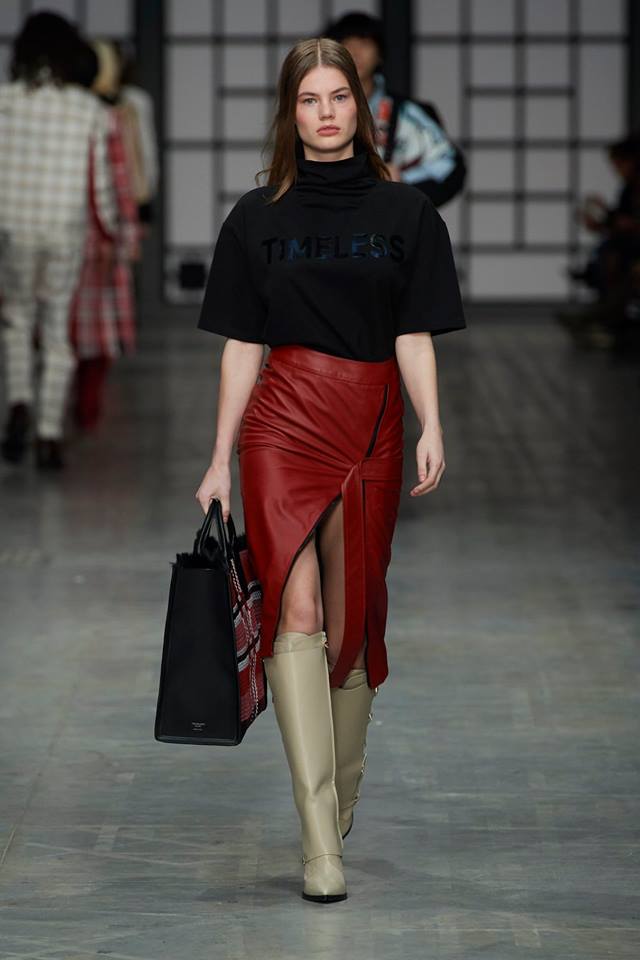 Gonna di pelle lunga con spacco Trussardi tendenza autunno inverno 2018 2019