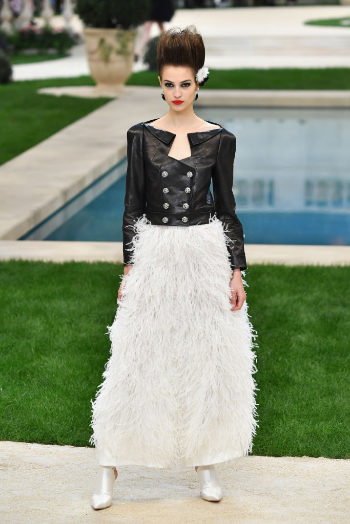 Gonna di piume e chiodo di pelle Chanel
