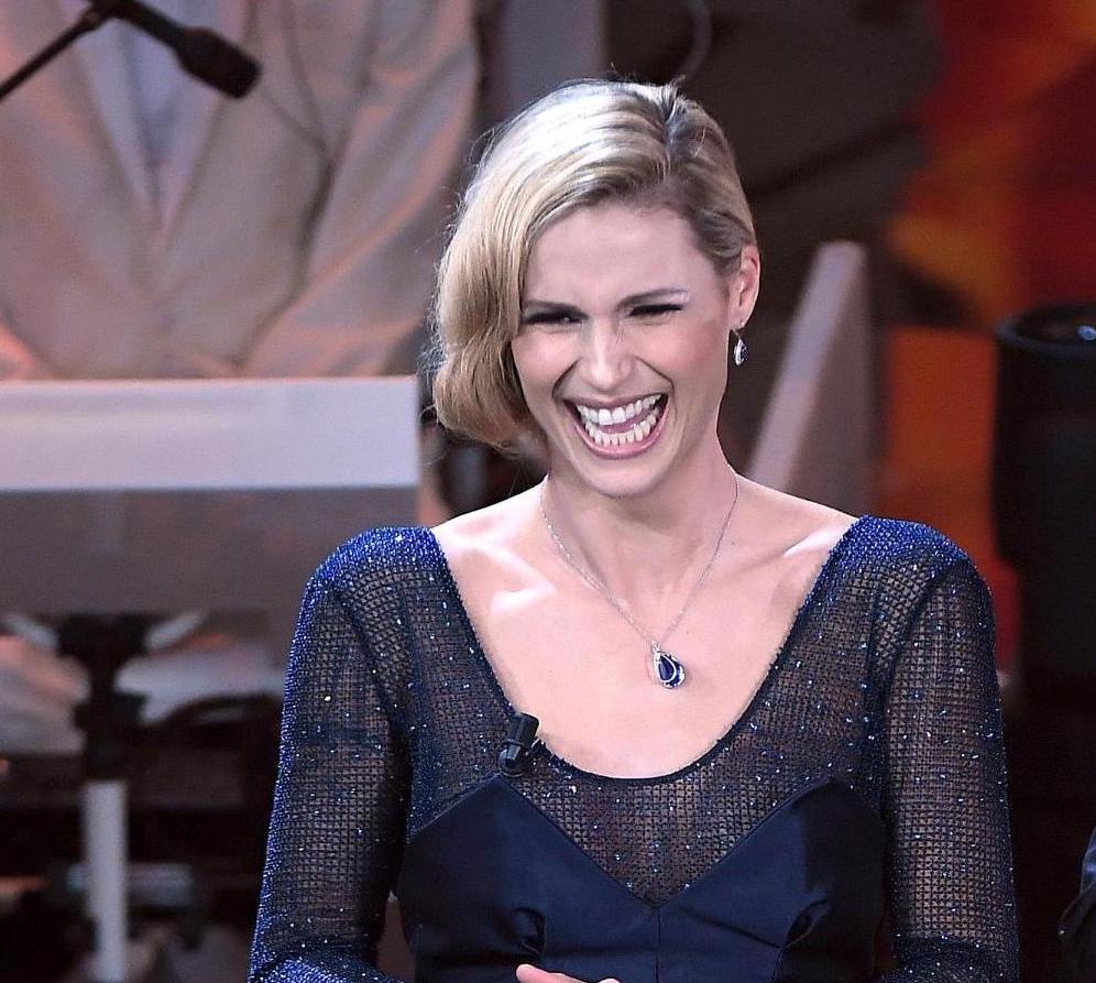 capelli raccolti michelle hunziker acconciature sanremo 2018