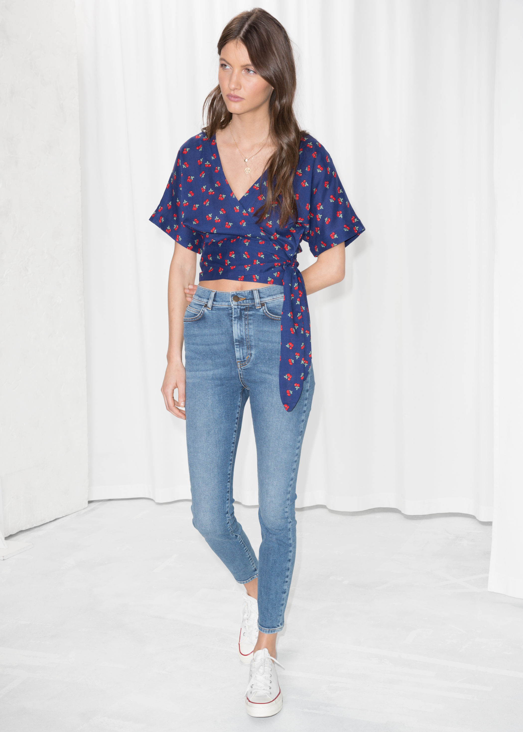 Jeans a vita alta And Other Stories a 69 euro