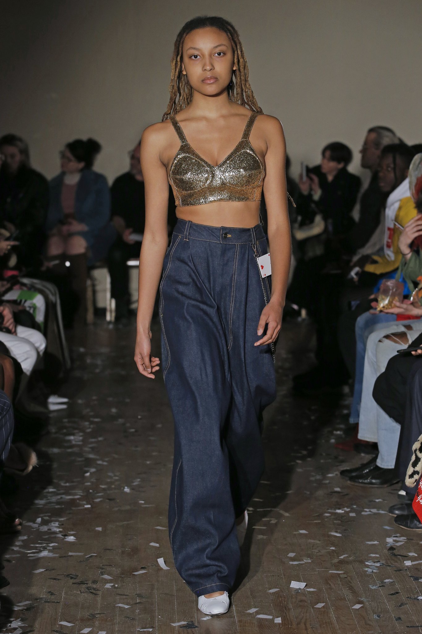 Jeans Autunno/Inverno 2018-2019: oversize, a zampa, strappati, a vita alta, tutte le tendenze [FOTO]